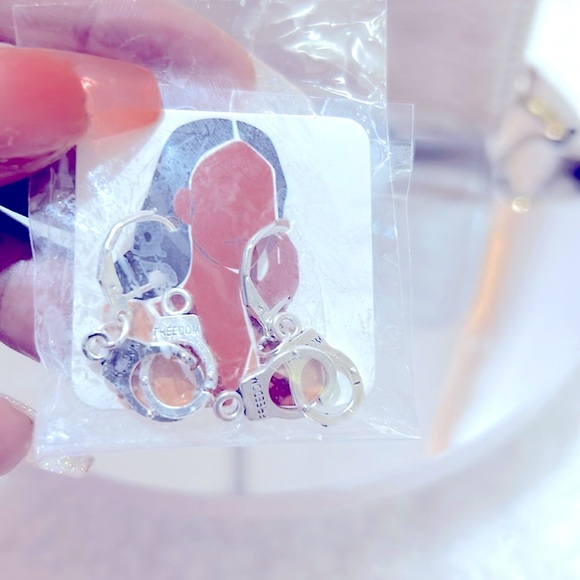 Chloe Silver/Gold Wallet EUC Free Jewelry Earrings, Chain, Sunglasses &DustBag - Picture 3 of 14